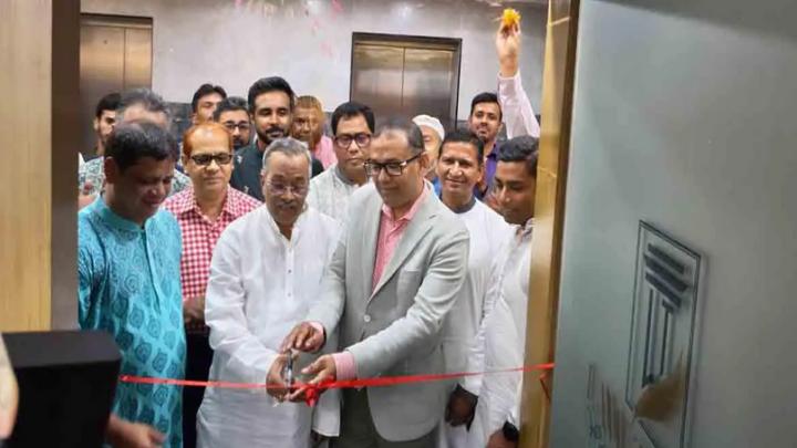 সিনিয়র এডভোকেট জয়নুল আবেদীন, ব্যারিস্টার সায়েম ‘ল’ চেম্বার উদ্বোধন করেন